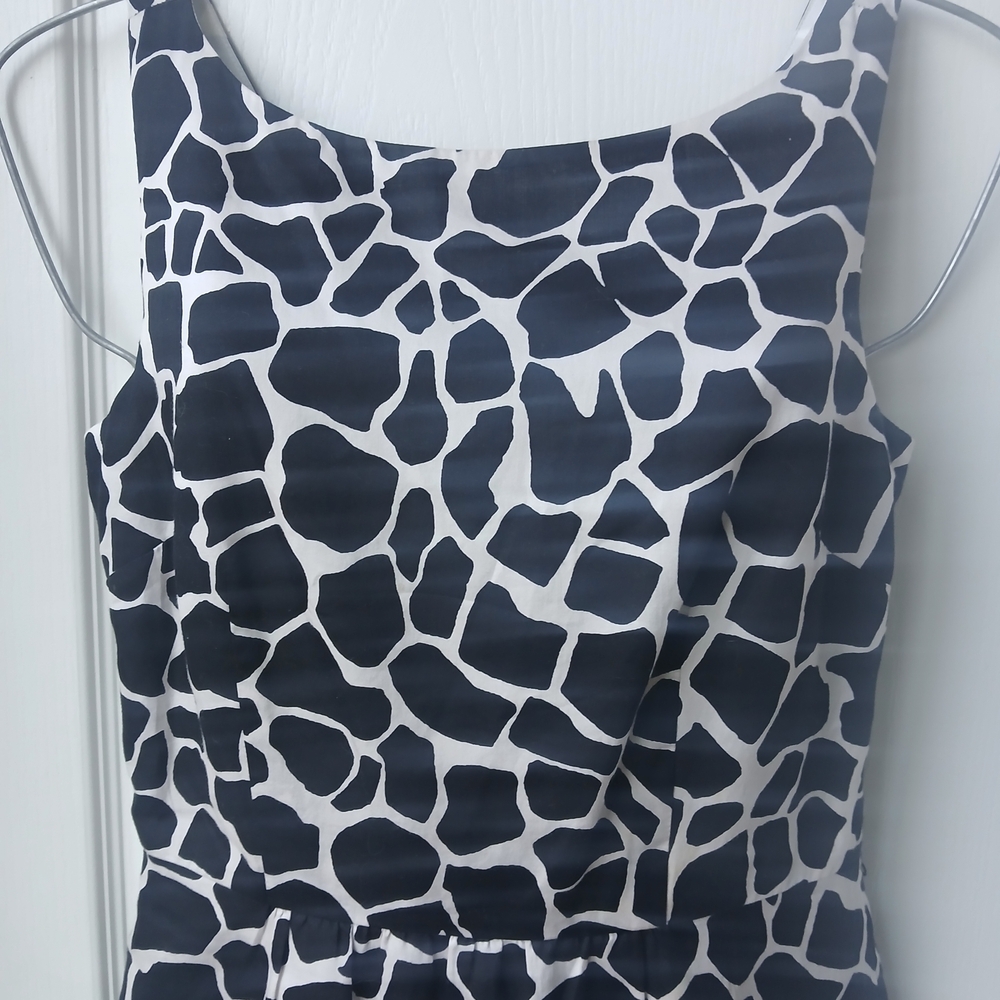 3/$15 Ann Taylor Black and White Giraffe Print Mini Dress Size 0 - Picture 2 of 8